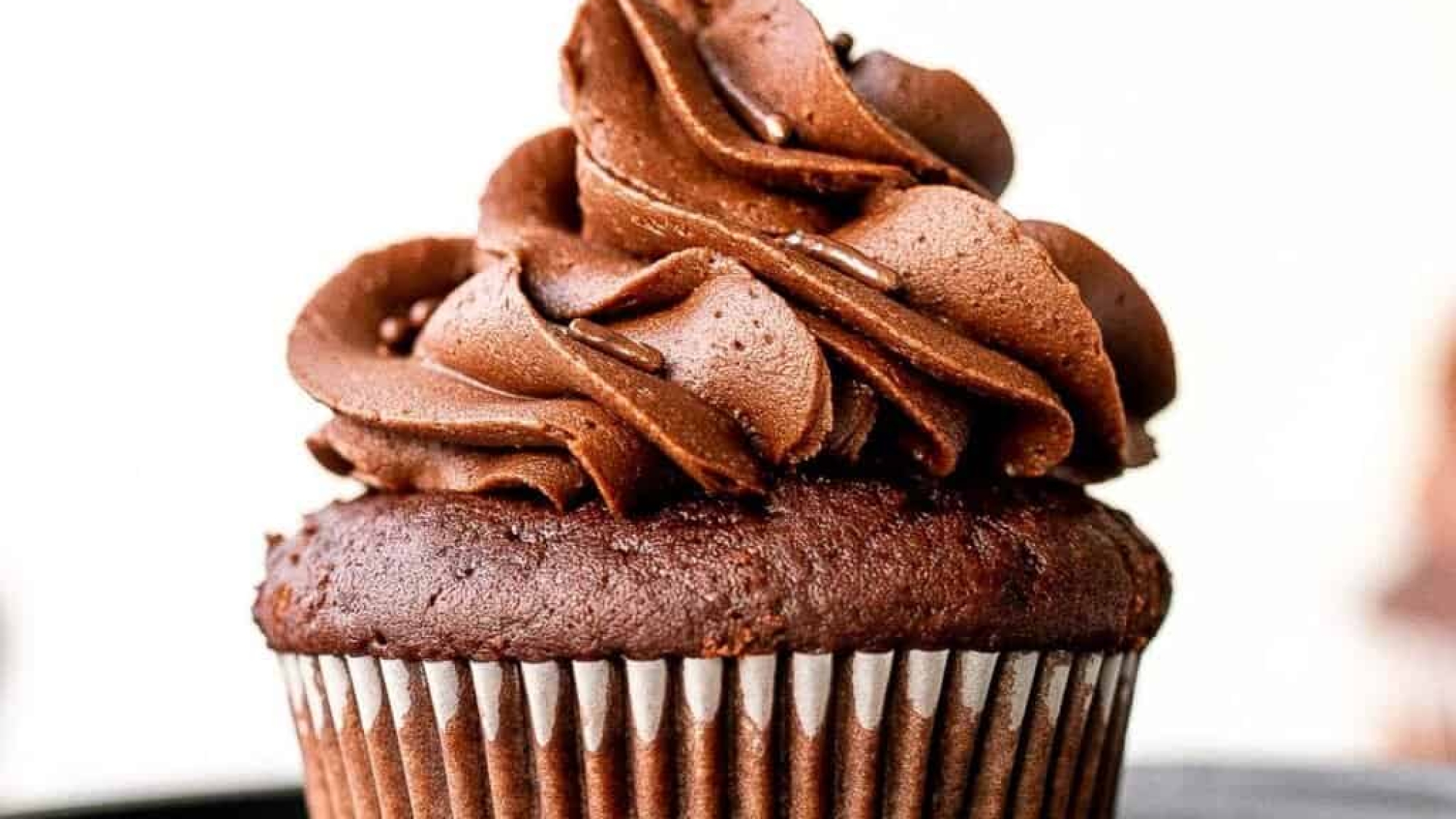 https://www.aheadofthyme.com/wp-content/uploads/2021/04/moist-chocolate-cupcakes-2-1024x1536.jpg