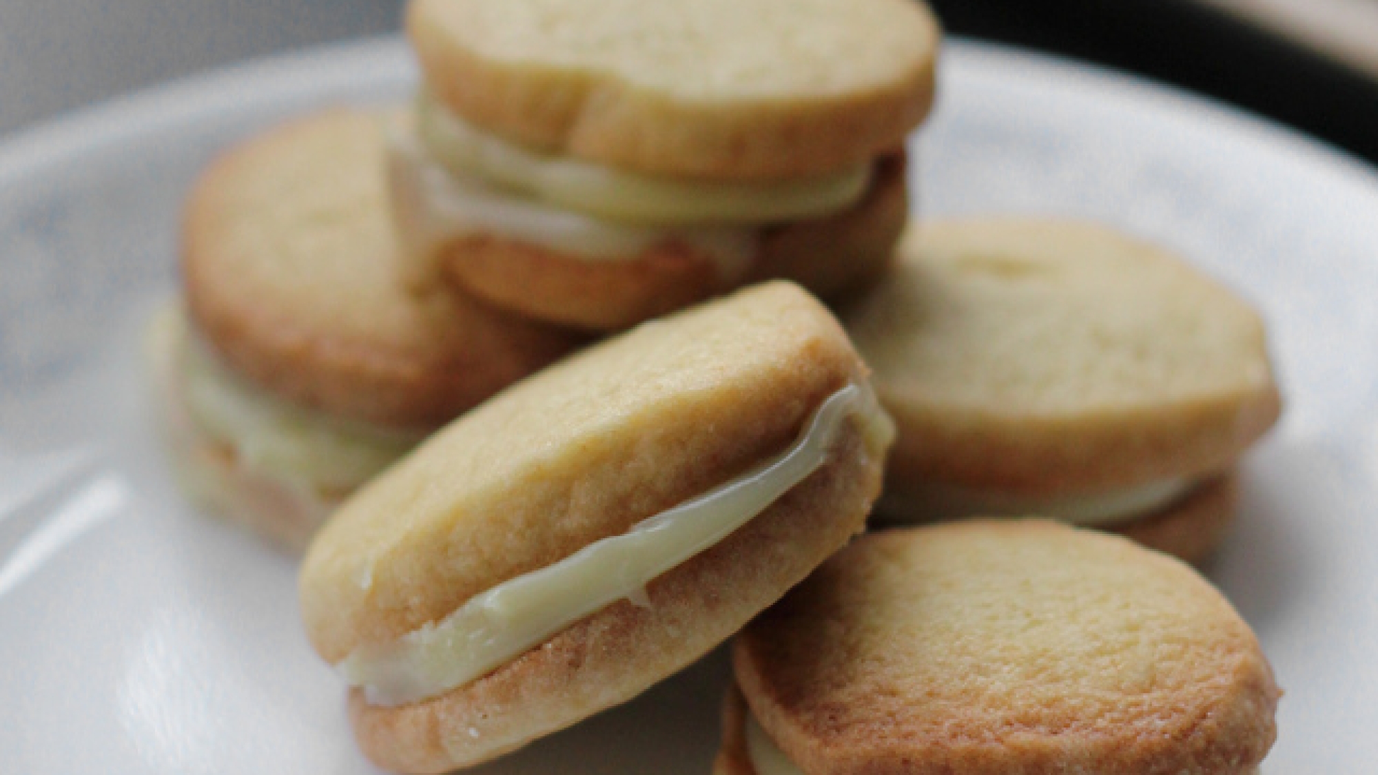 https://joanne-eatswellwithothers.com/wp-content/uploads/2013/08/vanilla-creme-cookie-sandwiches.jpg