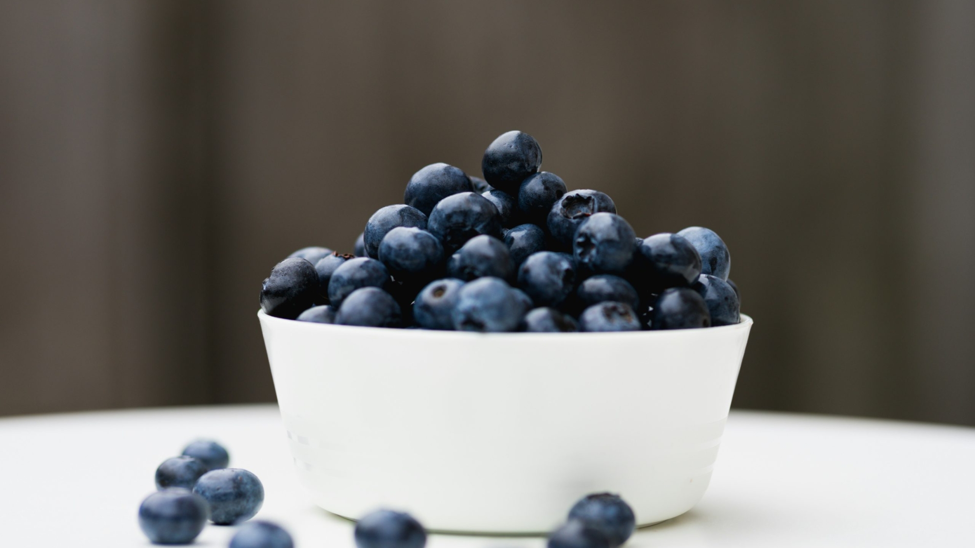 https://unsplash.com/photos/a-white-bowl-filled-with-blueberries-on-top-of-a-table-ueX2Vbi52Js