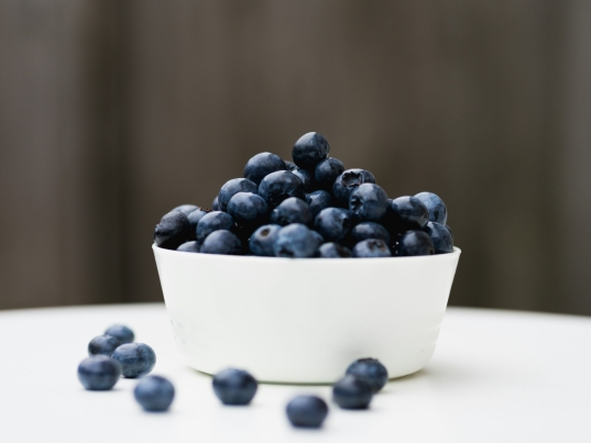https://unsplash.com/photos/a-white-bowl-filled-with-blueberries-on-top-of-a-table-ueX2Vbi52Js