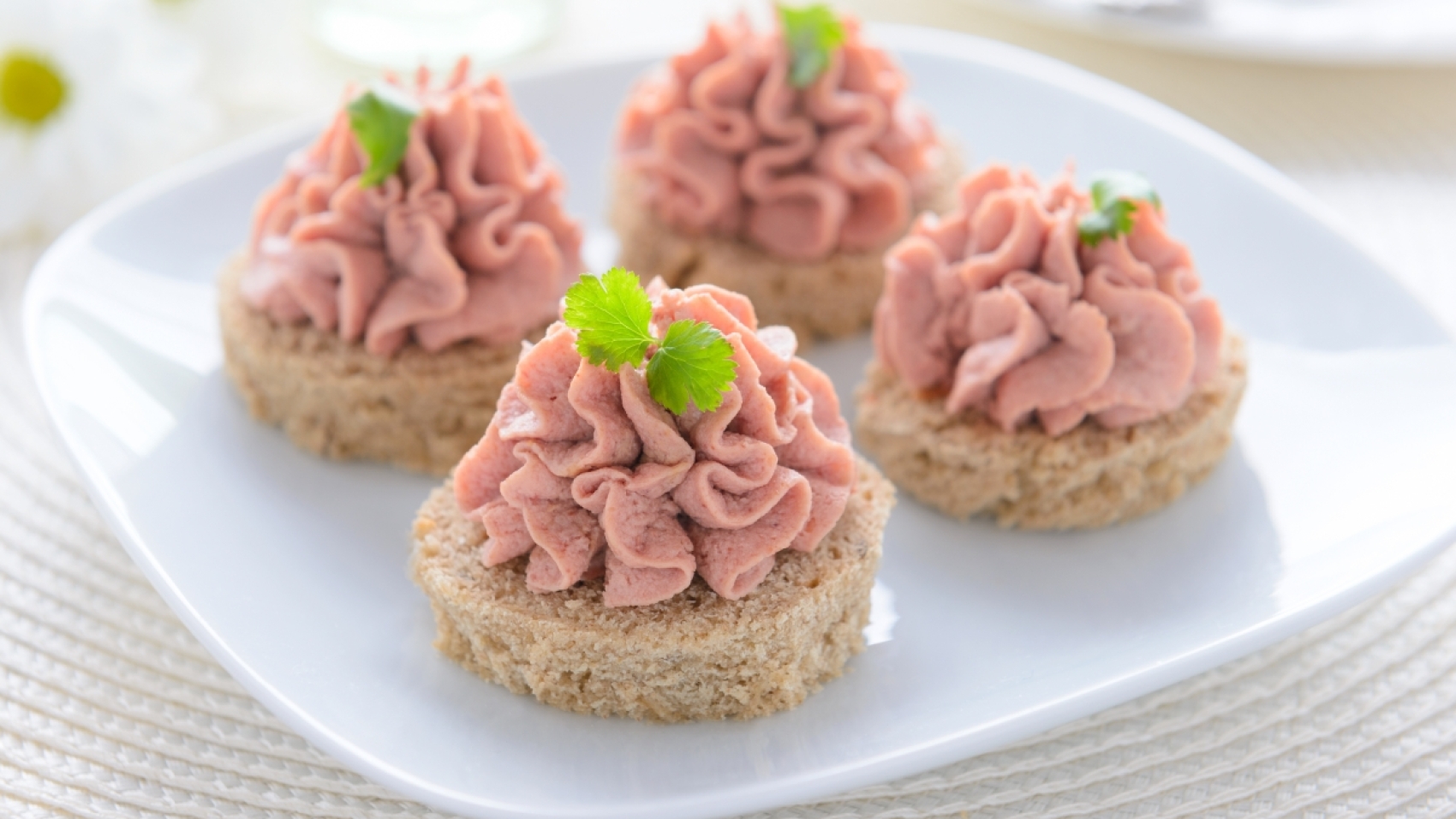 https://www.retetepractice.ro/wp-content/uploads/2018/02/Pasta-de-sunca-si-cascaval.jpg